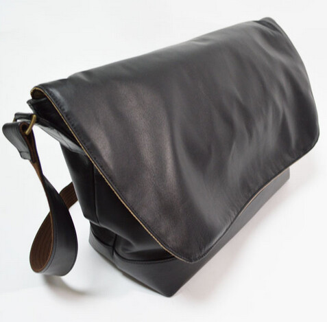 185_機能性とオシャレを楽しめる「Dark(ダーク) Water proof leather Shoulder bag」_01